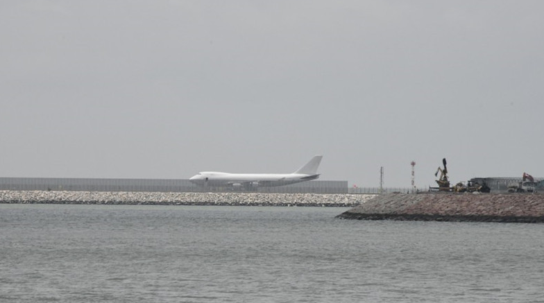 貨機爆胎驚險降落 香港國際機場跑道暫封影響近兩百航班