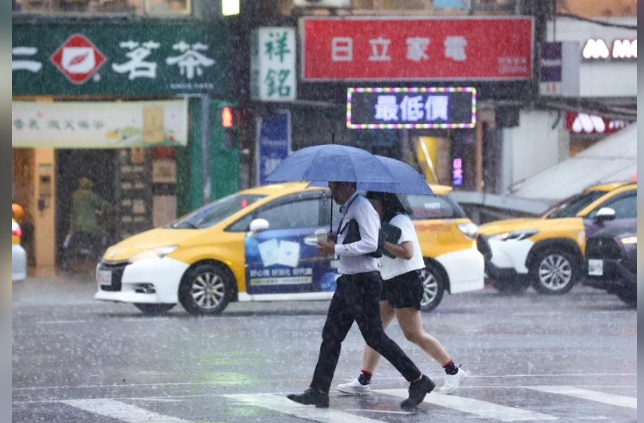 屏東縣迎來午後大雷雨 警惕劇烈天氣與河川暴漲