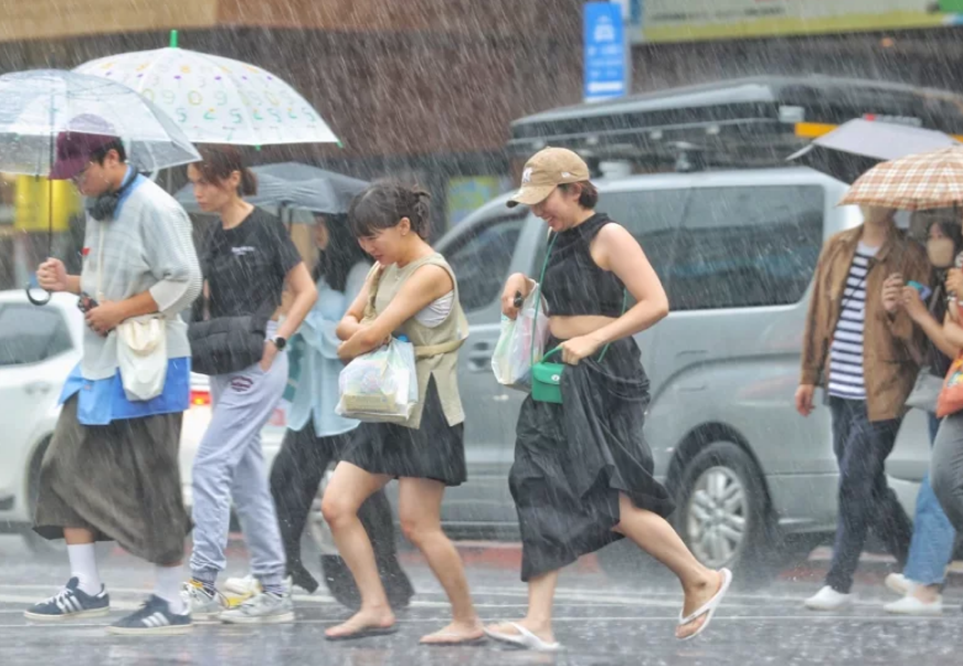 午後雷雨來襲，10縣市警報升級，請民眾提高警覺