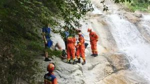 江西男遊客瀑布頂遊玩失足 墮落昏迷急送醫