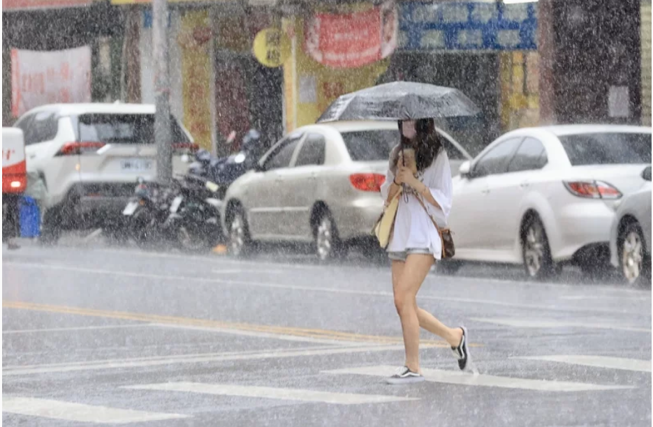 午後驟雨籠罩 警報雷雨來襲