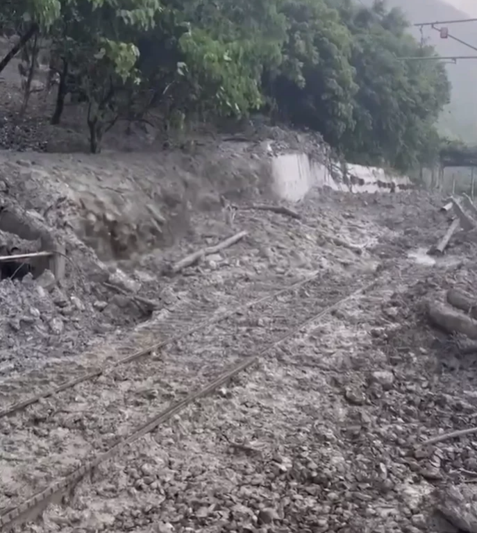 花蓮縣豪雨造成重大交通中斷，台鐵與蘇花公路迅速搶修恢復通車