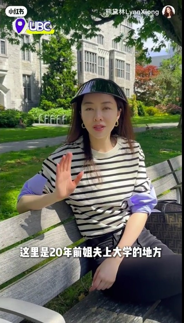 熊黛林攜孖女遊覽夫婿母校，網友稱讚家教良好，未來學霸無疑