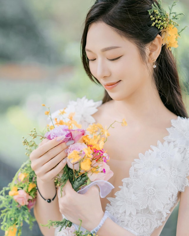 馮盈盈曬性感婚紗照，網友驚豔稱「香港最美新娘子」